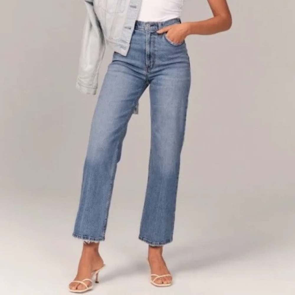 Abercrombie The Crop Wide Leg Ultra High Rise
Jean, Medium Wash, 0R